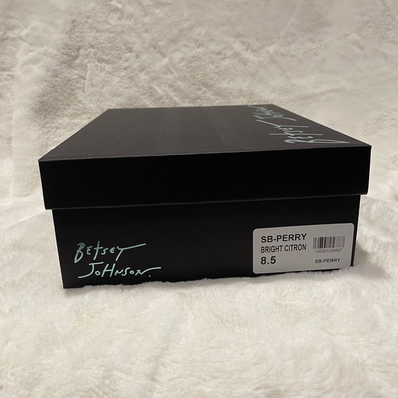 BETSEY JOHNSON CITRON GREEN HEELS 💚 - Picture 8 of 10